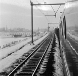 159879 Gezicht op de besneeuwde spoorbaan tussen Amersfoort en Utrecht vanuit een electrische locomotief uit de serie ...